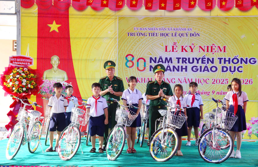 Đại tá Hà Văn Thanh - Chỉ huy trưởng Ban Chỉ huy BĐBP tỉnh và Thượng tá Đặng Việt Hùng – Chủ nhiệm Chính trị Ban Chỉ huy BĐBP tỉnh Cà Mau, trao tặng học bổng, xe đạp cho học sinh có hoàn cảnh khó khăn.