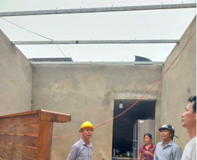 Dông lốc và mưa đá gây thiệt hại nặng tại Thanh Hóa.