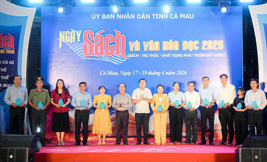 Lãnh đạo HĐND và UBND tỉnh Cà Mau trao biểu trưng lưu niệm cho các đơn vị tài trợ, đồng hành tại Ngày Hội sách.