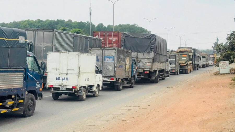 Dòng xe kẹt cứng trên QL51.