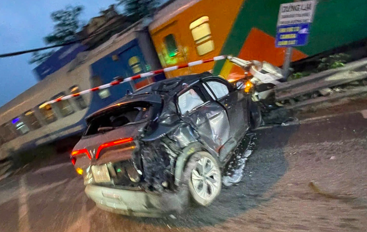 Cú tông khiến ô tô bị văng ra xa, hư hỏng nặng.