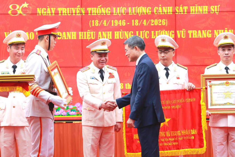 Thủ tướng Chính phủ Lê Minh Hưng trao tặng danh hiệu Anh hùng Lực lượng vũ trang nhân dân cho Trung tướng Nguyễn Thanh Tùng (Ảnh: Công an Hà Nội).
