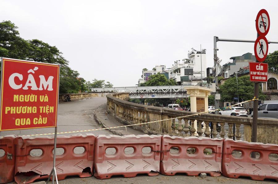 Rào chắn cùng biển báo đã được dựng lên 2 bên đầu cầu.