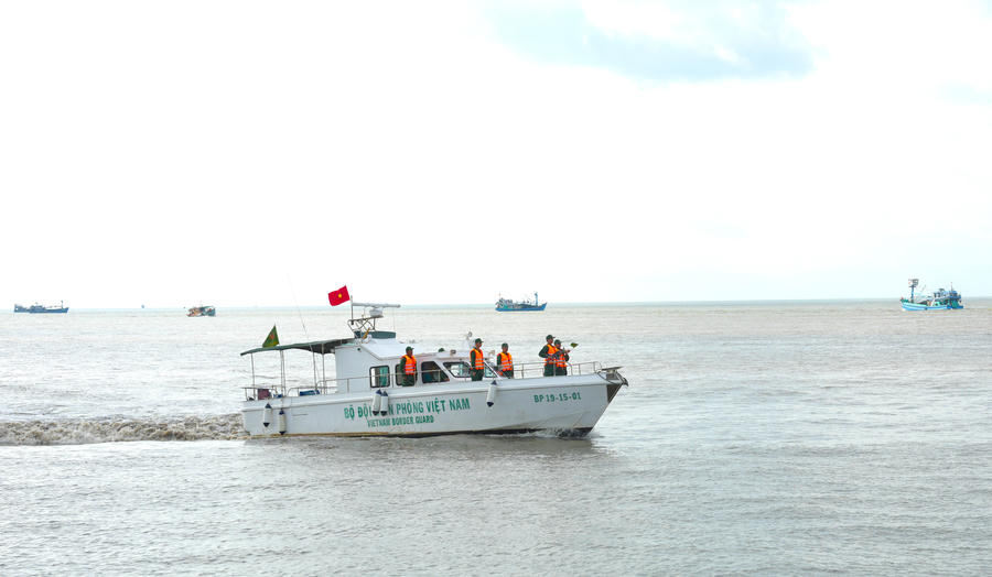Tàu của cán bộ, chiến sĩ Đồn Biên phòng Sông Đốc tuần tra, kiểm soát bảo vệ vững chắc chủ quyền, giữ bình yên cuộc sống của Nhân dân vùng biển.