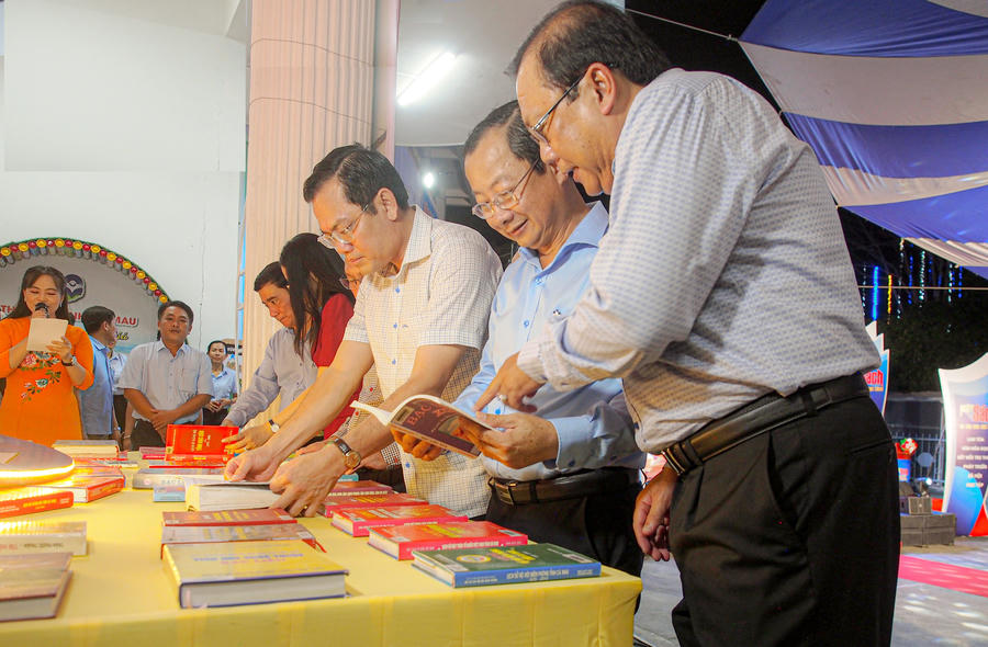 Lãnh đạo tỉnh Cà Mau cùng đại biểu tham quan các gian hàng trưng bày sách.
