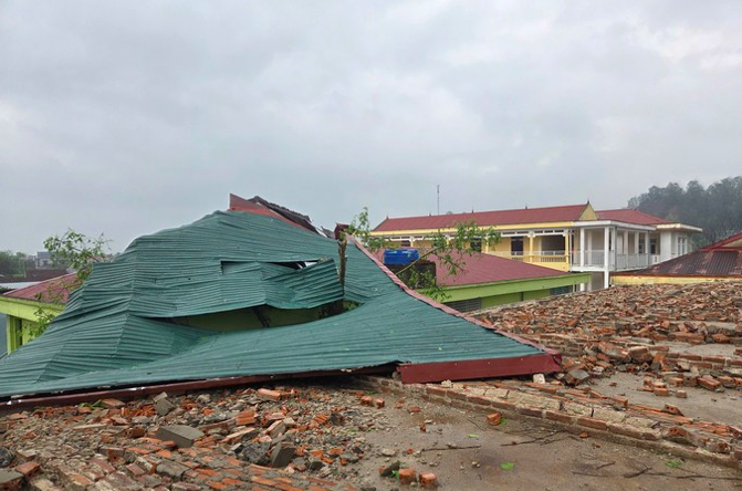 Trường học, nhà dân và hoa màu bị thiệt hại nặng nề.