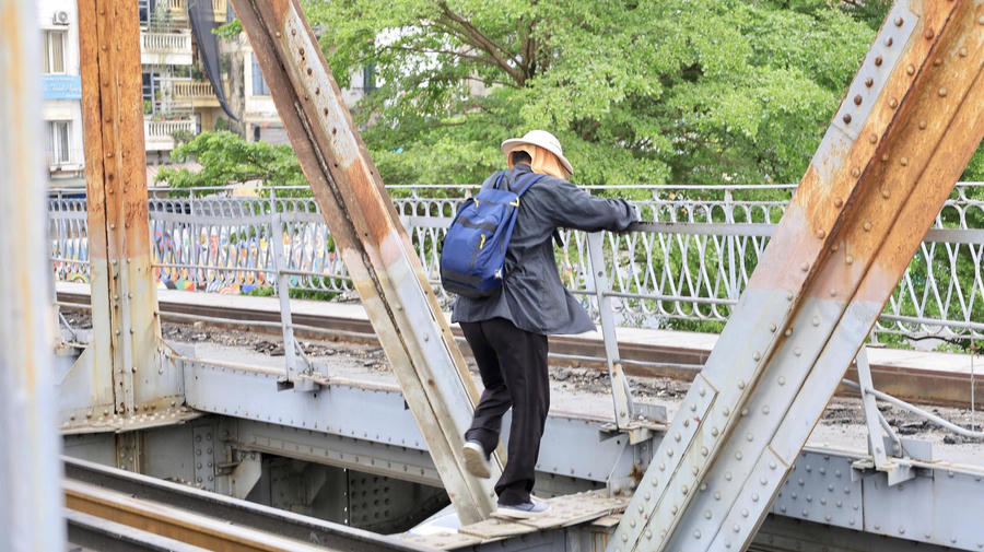 Bất chấp hiểm nguy, “đánh cược” tính mạng vì “tiếc” thời gian di chuyển.