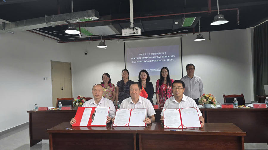 Đại diện các bên chính thức ký kết các thỏa thuận hợp tác đào tạo và cung ứng nhân lực.