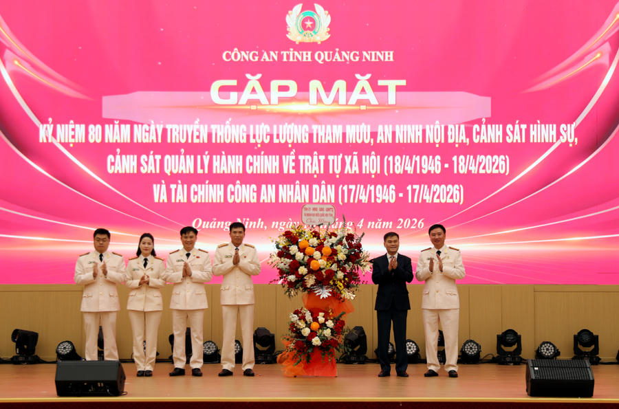 Ông Bùi Văn Khắng, Phó Bí thư Tỉnh ủy, Chủ tịch UBND tỉnh, tặng lẵng hoa của Tỉnh ủy - HĐND - UBND - Ủy ban MTTQ tỉnh cho 5 lực lượng Công an tỉnh.