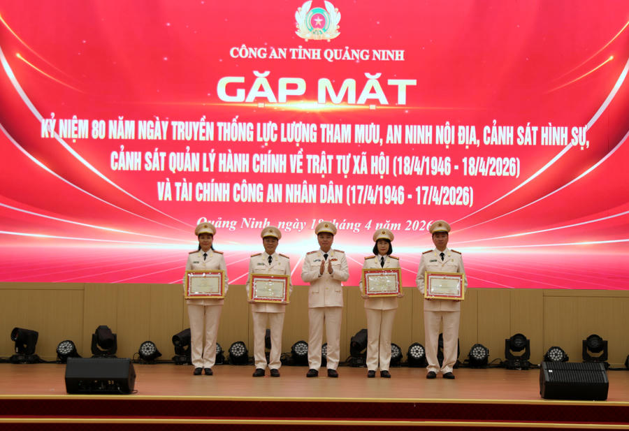 Thừa ủy quyền của Bộ trưởng Bộ Công an, Thiếu tướng Nguyễn Tiến Trung, Giám đốc Công an tỉnh, trao Bằng khen của Bộ Công an cho các tập thể, cá nhân có thành tích xuất sắc.