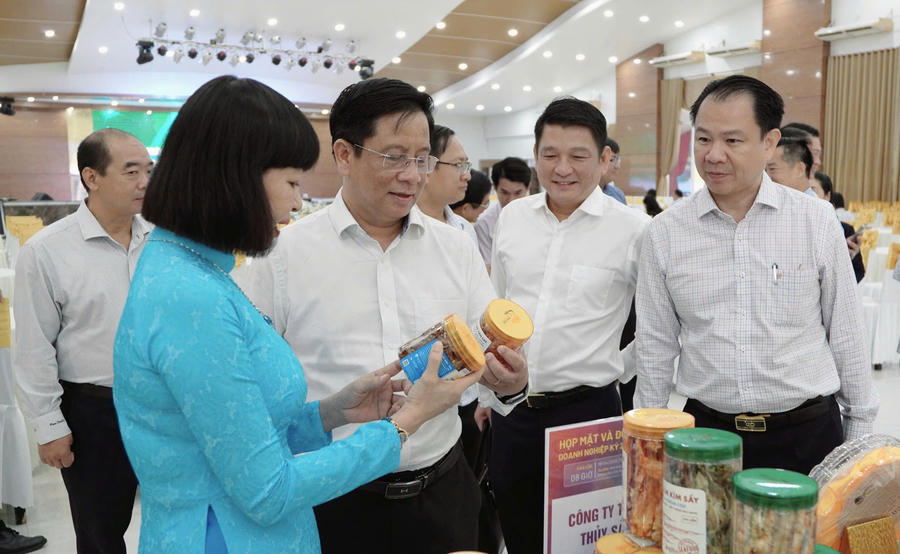 Bên lề chương trình Cà phê Doanh nhân, các đại biểu tham quan gian trưng bày, giới thiệu sản phẩm. 