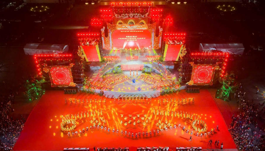 Màn trống hội “Đất Tổ tìm về” mở màn cho chương trình nghệ thuật.&nbsp;Ảnh: phutho.gov.vn