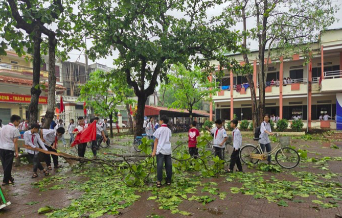 Trường học, nhà dân và hoa màu bị thiệt hại nặng nề.
