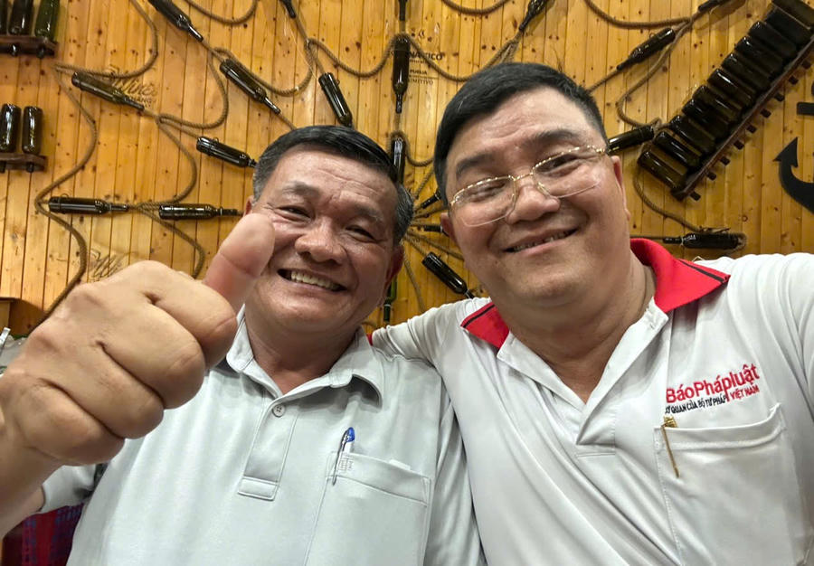 Tấm hình kỷ niệm giữa tác giả bài viết và anh Nghĩa - Phó Viện Trưởng Viện KSND tỉnh Đồng Nai. 