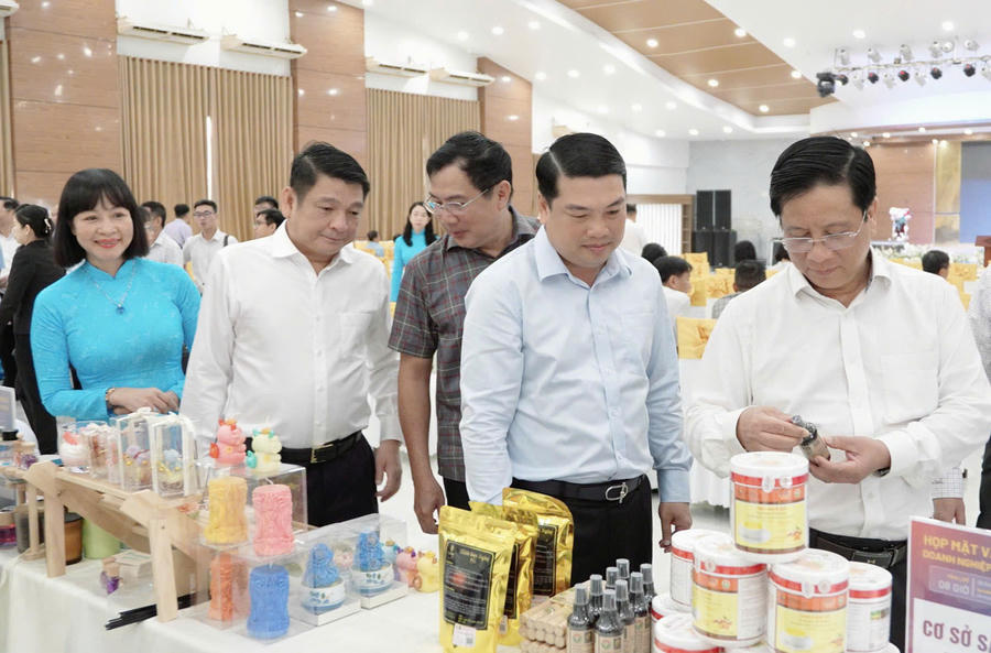 Các đại biểu tham quan gian trưng bày giới thiệu sản phẩm của các doanh nghiệp.