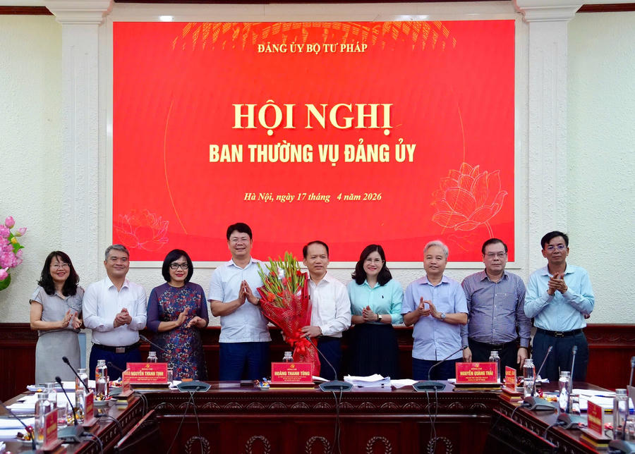 Các đại biểu, Ban Thường vụ Đảng ủy chúc mừng Bộ trưởng Hoàng Thanh Tùng được chỉ định giữ chức Bí thư Đảng ủy Bộ Tư pháp nhiệm kỳ 2025 - 2030.