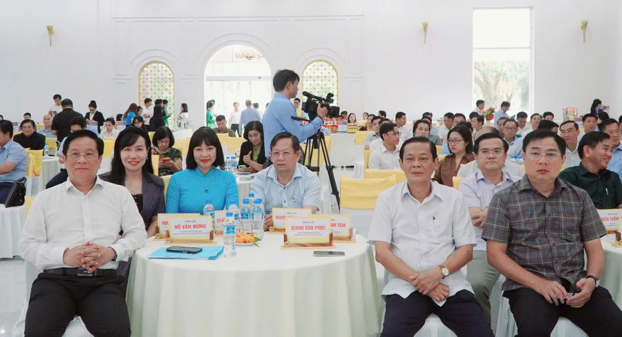 Các đại biểu, doanh nhân tham dự chương trình.