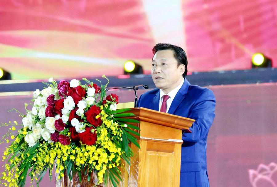 Phó Chủ tịch UBND tỉnh Nguyễn Huy Ngọc phát biểu khai mạc Lễ hội Đền Hùng và Tuần Văn hóa - Du lịch Đất Tổ năm Bính Ngọ 2026. Ảnh:&nbsp;phutho.gov.vn