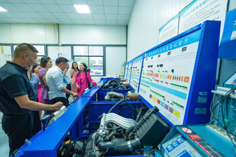 Các đại biểu tham quan và trải nghiệm.