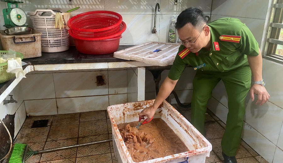 Cơ quan chức năng kiểm tra dấu hiệu vi phạm an toàn thực phẩm tại một cơ sở ở Quảng Ninh.