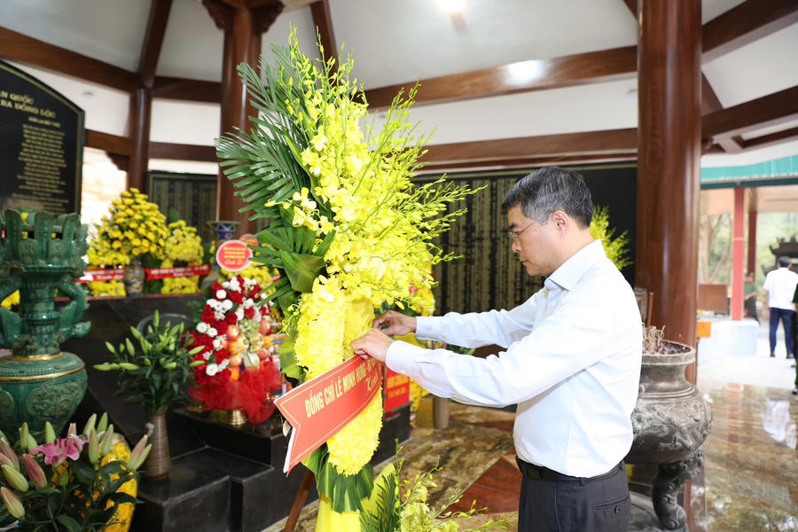Thủ tướng Chính phủ Lê Minh Hưng và các thành viên trong đoàn dâng hương, đặt vòng hoa tại Nhà bia tưởng niệm.