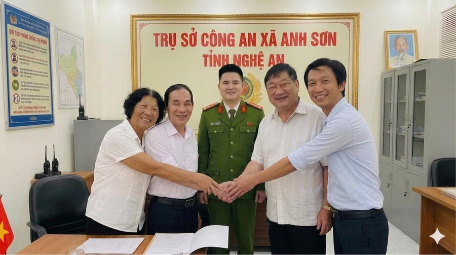 Hai gia đình hàng xóm "tối lửa tắt đèn có nhau" đã nắm chặt tay đoàn kết.