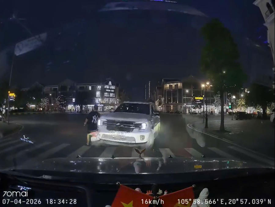 Hình ảnh trích xuất từ camera ghi lại diễn biến vụ va chạm giao thông.
