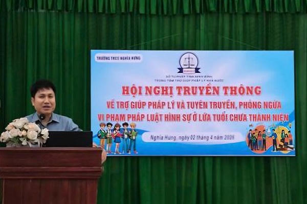 Lãnh đạo Trung tâm Trợ giúp pháp lý Nhà nước tỉnh Ninh Bình phát biểu tại hội nghị truyền thông về trợ giúp pháp lý cho thanh thiếu niên tại xã Nghĩa Hưng.