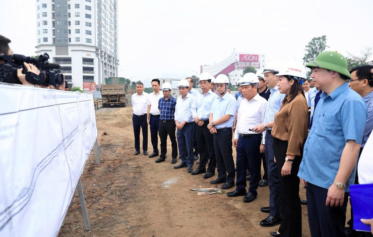 Chủ tịch UBND thành phố Hà Nội Vũ Đại Thắng cùng Đoàn công tác của Thành phố kiểm tra tiến độ Dự án đầu tư xây dựng nâng cấp mở rộng đường 70. (Ảnh: LH)