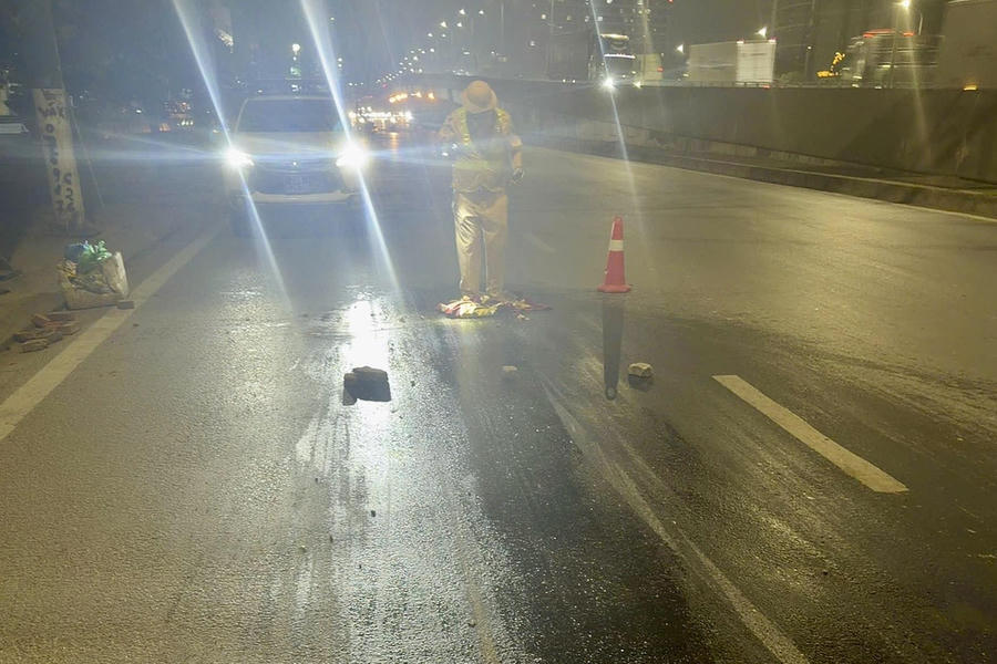 Ngay trong đêm, tổ tuần tra kiểm soát thuộc Đội Cảnh sát giao thông đường bộ số 6 đã xử lý vết dầu, bảo đảm an toàn giao thông.