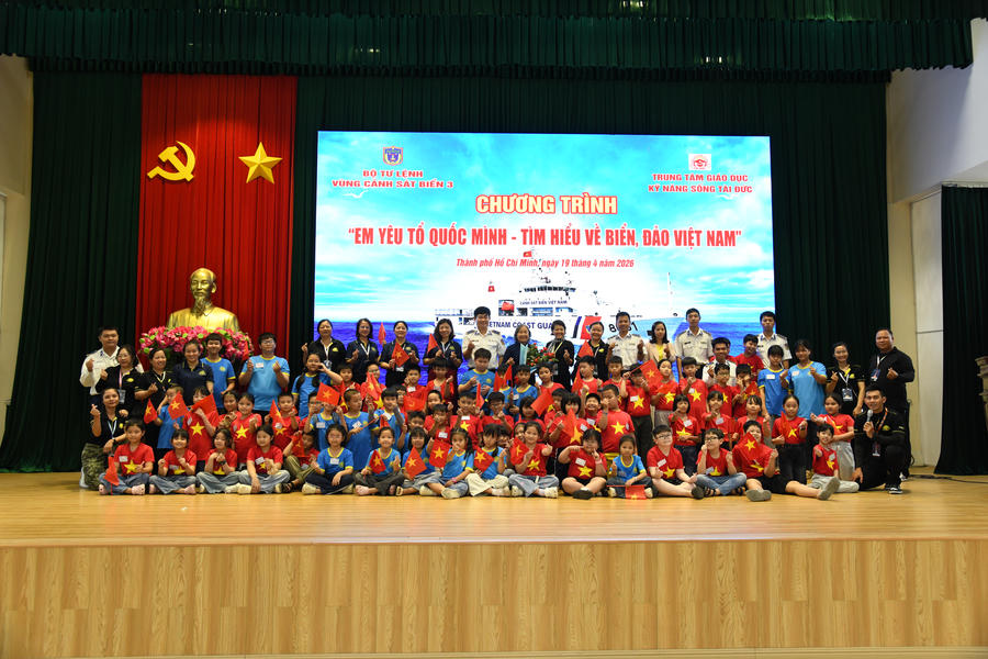 Các em học sinh chụp ảnh lưu niệm cùng các đại biểu.