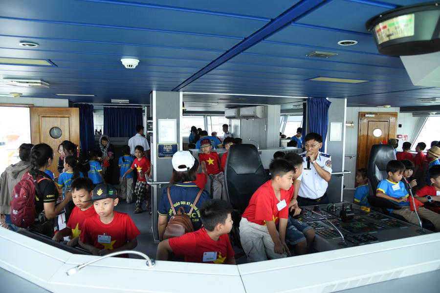 Các em tham quan tàu.