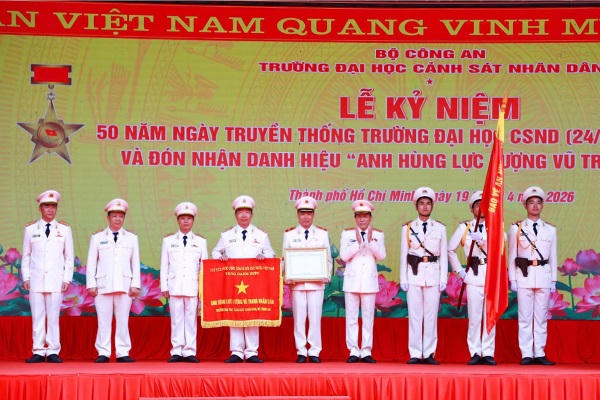 Thừa ủy quyền, Bộ trưởng Lương Tam Quang trao tặng danh hiệu cao quý “Anh hùng Lực lượng vũ trang nhân dân” cho Trường Đại học CSND.