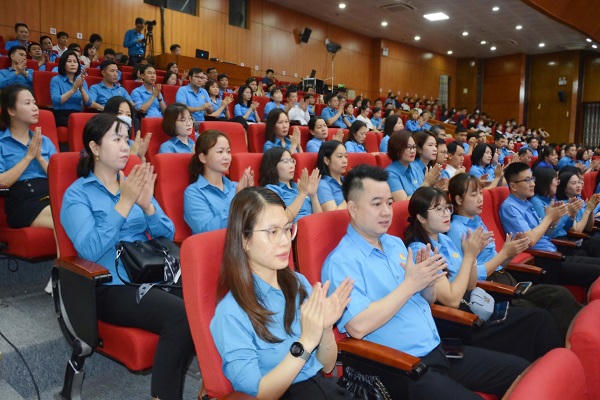 Đông đảo cán bộ công đoàn, người lao động tham dự hội nghị đối thoại.