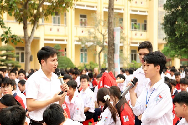 Học sinh Trường THPT A Nghĩa Hưng tham gia trao đổi, trả lời tình huống pháp luật tại hội nghị&nbsp;nghị truyền thông về trợ giúp pháp lý.