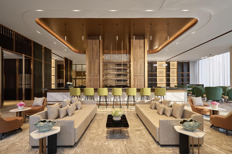 Du khách có thể gặp gỡ, giao lưu, và thưởng thức các thức uống đa dạng được phục vụ cả ngày tại Lumi Lounge, từ cà phê sáng đến cocktail về đêm.