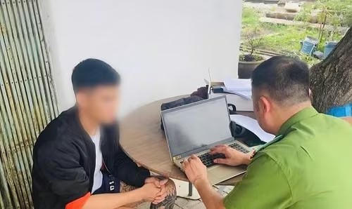 Cơ quan chức năng làm việc với đối tượng N.V.Q. Ảnh: CA Thái Nguyên