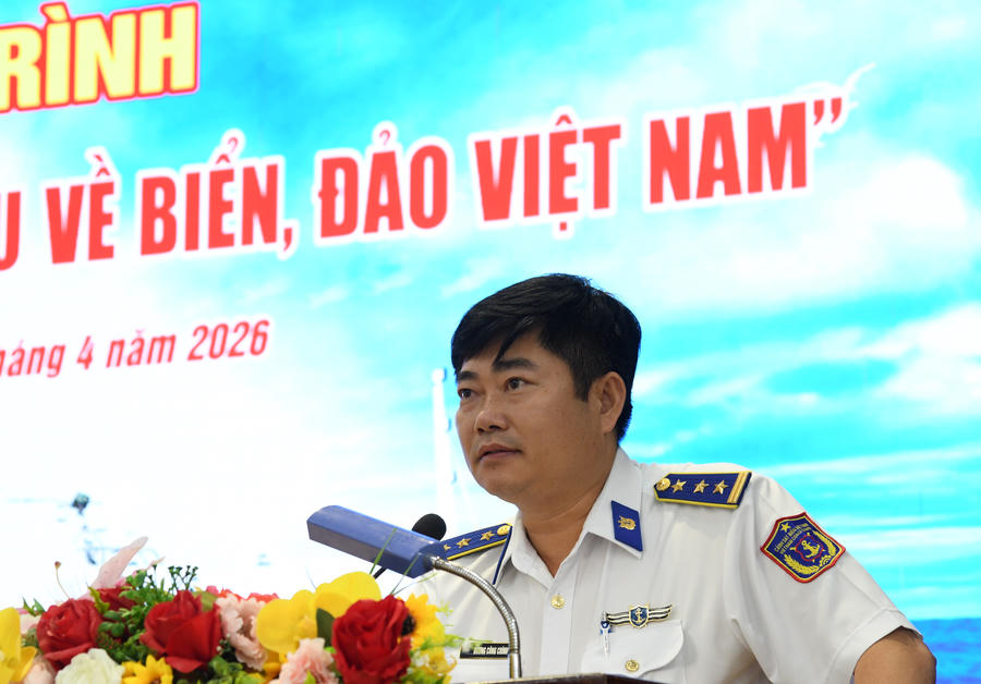 Thượng tá Dương Công Chính, Phó chủ nhiệm Chính trị Bộ Tư lệnh Vùng Cảnh sát biển 3 phát biểu tại chương trình.