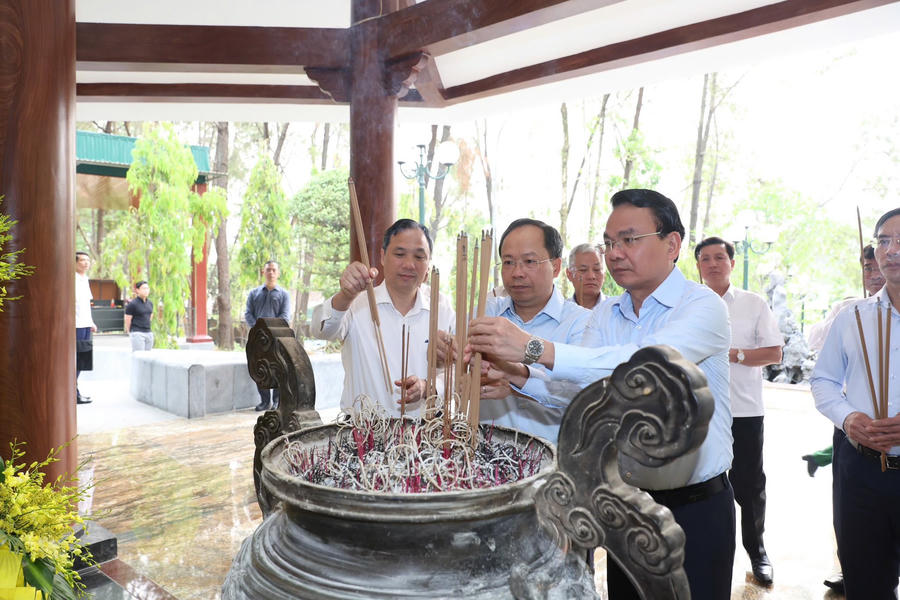 Các thành viên trong đoàn dâng hương tại Nhà bia tưởng niệm Liệt sĩ thanh niên xung phong toàn quốc.