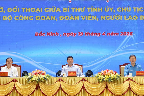 Lãnh đạo tỉnh Bắc Ninh&nbsp;điều hành buổi đối thoại.