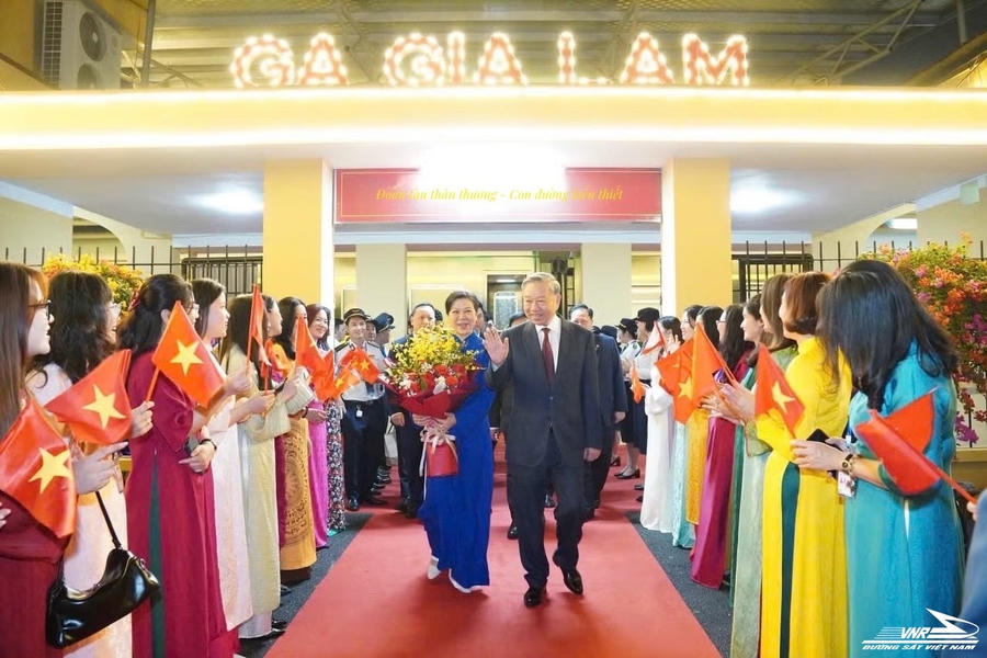 Tổng Bí thư, Chủ tịch nước Tô Lâm và Phu nhân về tới ga Gia Lâm (Hà Nội) về tới ga Gia Lâm tuyệt đối an toàn, kết thúc tốt đẹp chuyến công tác tới Trung Quốc. Ảnh: Tổng công ty Đường sắt Việt Nam

