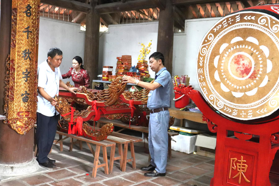 Cán bộ Ban Quản lý Di sản thế giới Vịnh Hạ Long - Yên Tử kiểm tra công tác chuẩn bị cho lễ hội.