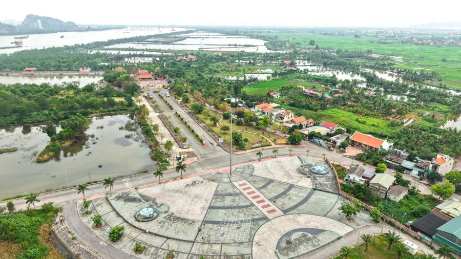 Không gian diễn ra lễ hội tại đền thờ Trần Hưng Đạo, miếu Vua Bà.