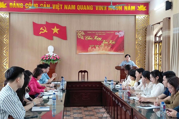 Lãnh đạo&nbsp;Trung tâm Trợ giúp pháp lý nhà nước tỉnh Ninh Bình phát biểu chỉ đạo tại&nbsp; buổi sinh hoạt chuyên đề, nâng cao kỹ năng công tác truyền thông về trợ giúp pháp luật.