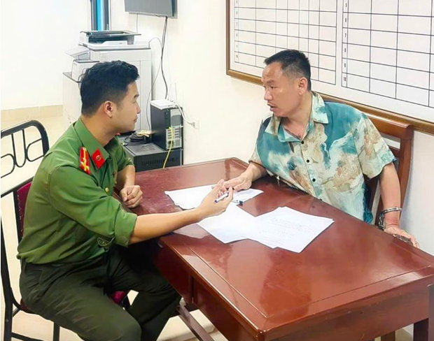 Cán bộ Phòng An ninh kinh tế phối hợp cùng Công an xã Nghĩa Trụ ghi lời khai đối tượng YU HAIYANG (sinh năm 1988, quốc tịch Trung Quốc).