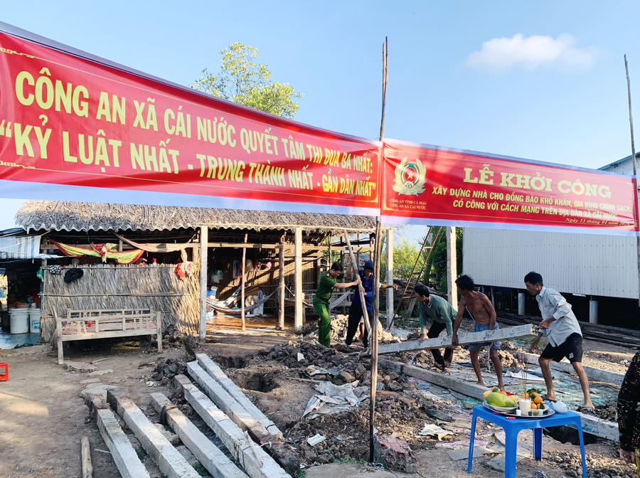 Cán bộ Công an xã Cái Nước hỗ trợ tháo dỡ nhà cũ cho ông Võ Văn Thơm, ấp Mỹ Hưng ngay sau lễ khởi công.