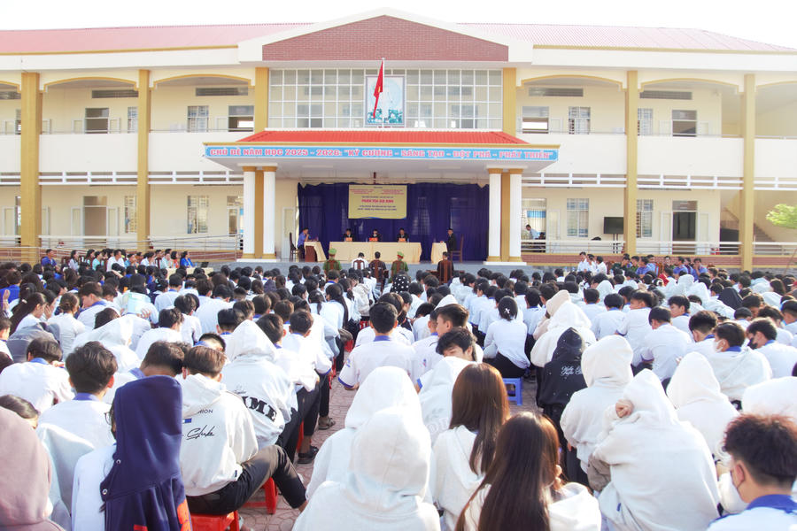 Quang cảnh buổi tổ chức tuyên truyền pháp luật bằng hình thức “Phiên tòa giả định” tại Trường THPT Ngọc Hiển.