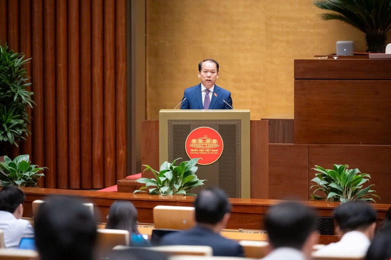 Bộ trưởng Bộ Tư pháp Hoàng Thanh Tùng trình bày tờ trình tại phiên họp. Ảnh: Quochoi.vn