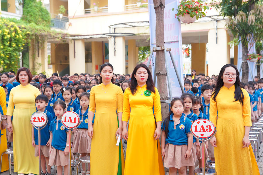 Các cô giáo và các em học sinh tham gia tại buổi lễ.