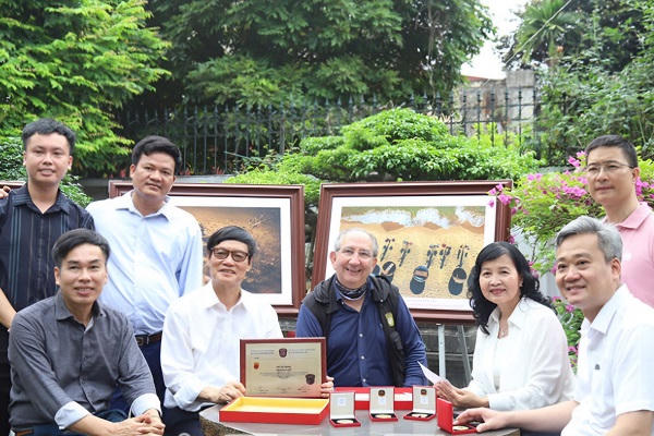 Chủ tịch FIAP cùng các nghệ sĩ nhiếp ảnh chúc mừng Nghệ sĩ nhiếp ảnh&nbsp; &nbsp; &nbsp; &nbsp; &nbsp; &nbsp;Nguyễn Khắc Hào đạt tước hiệu E-FIAP.